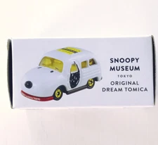 Takara Tomy x Peanuts Snoopy Museum Tokyo Tomica Snoopy Mini Car NEW in Box