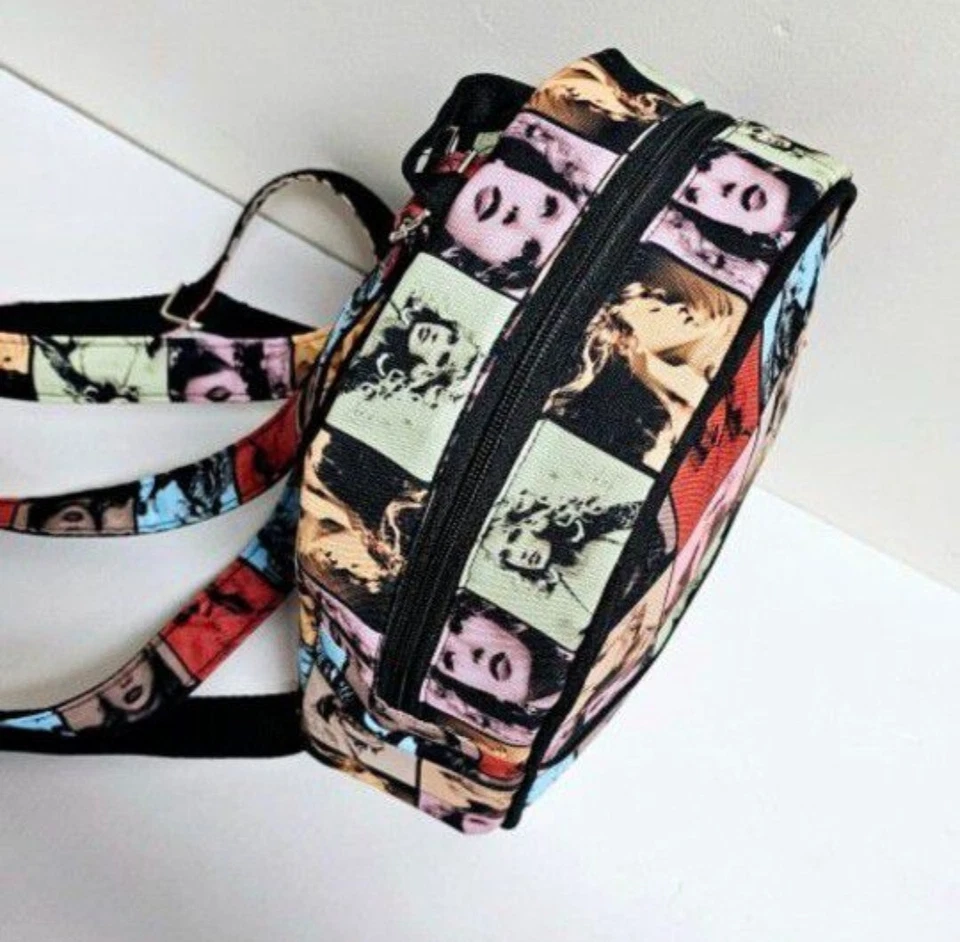 MINI MOCHILA TAYLOR SWIFT COLLAGE  Foto 3 de 4