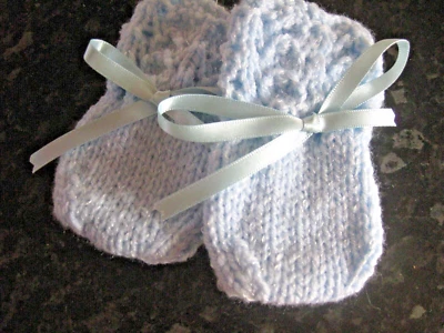 HAND KNITTED SCHÖNE HANDGESTRICKTE BABY FÄUSTLINGE IN BLAU TWINKLE GARN GRÖSSE NEW BORN (6)