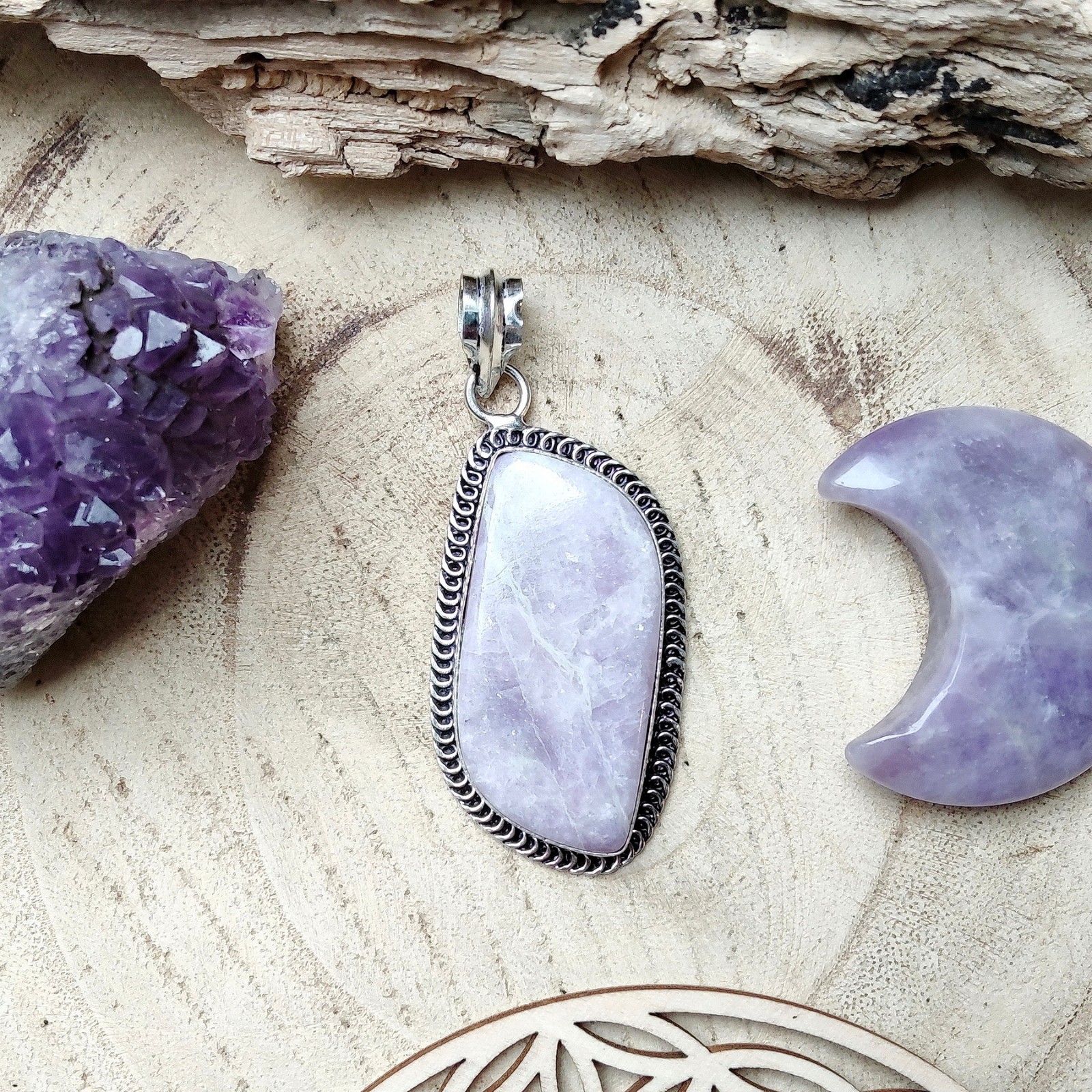 Collier bohème chic en argent et lépidolite pour sublimer vos tenues d'été