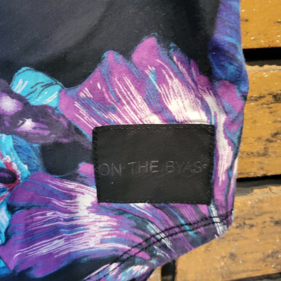 Camiseta deportiva de béisbol tropical hawaiana ON THE BYAS talla grande flores moradas y azules Foto 3 de 4