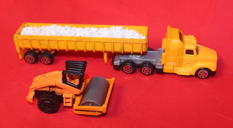 Semi Tractor w/Loaded Aggregate Hauler Trailer & Road Roller - HO Scale