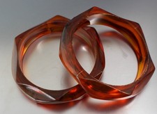 LOT OF 2 VINTAGE 60 S BROWN PLASTIC BANGLE BRACELETS