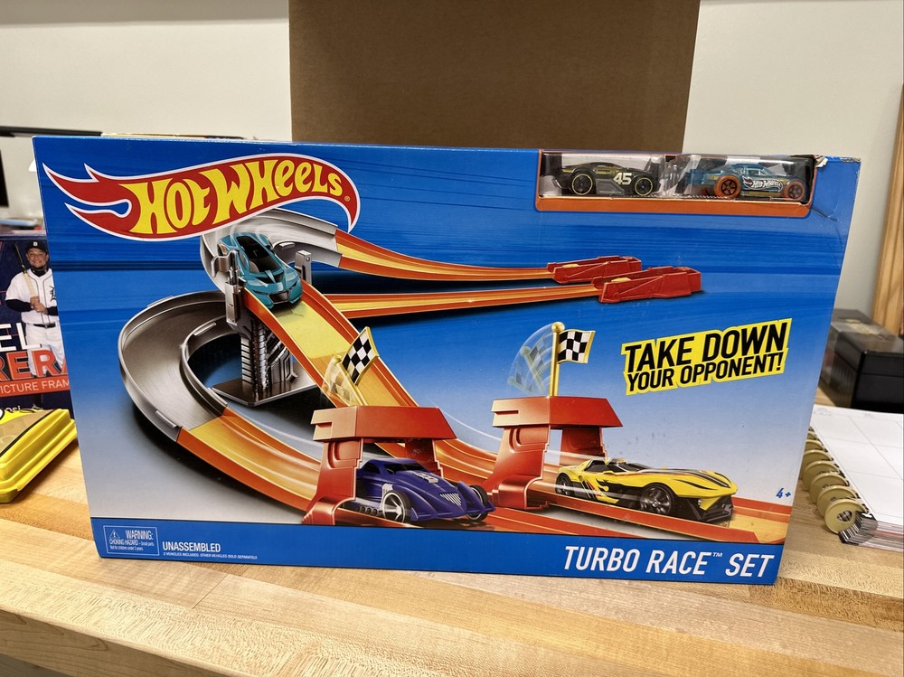 New Mattel Hot Wheels Turbo Race Set with 2 Cars and Launchers Playset