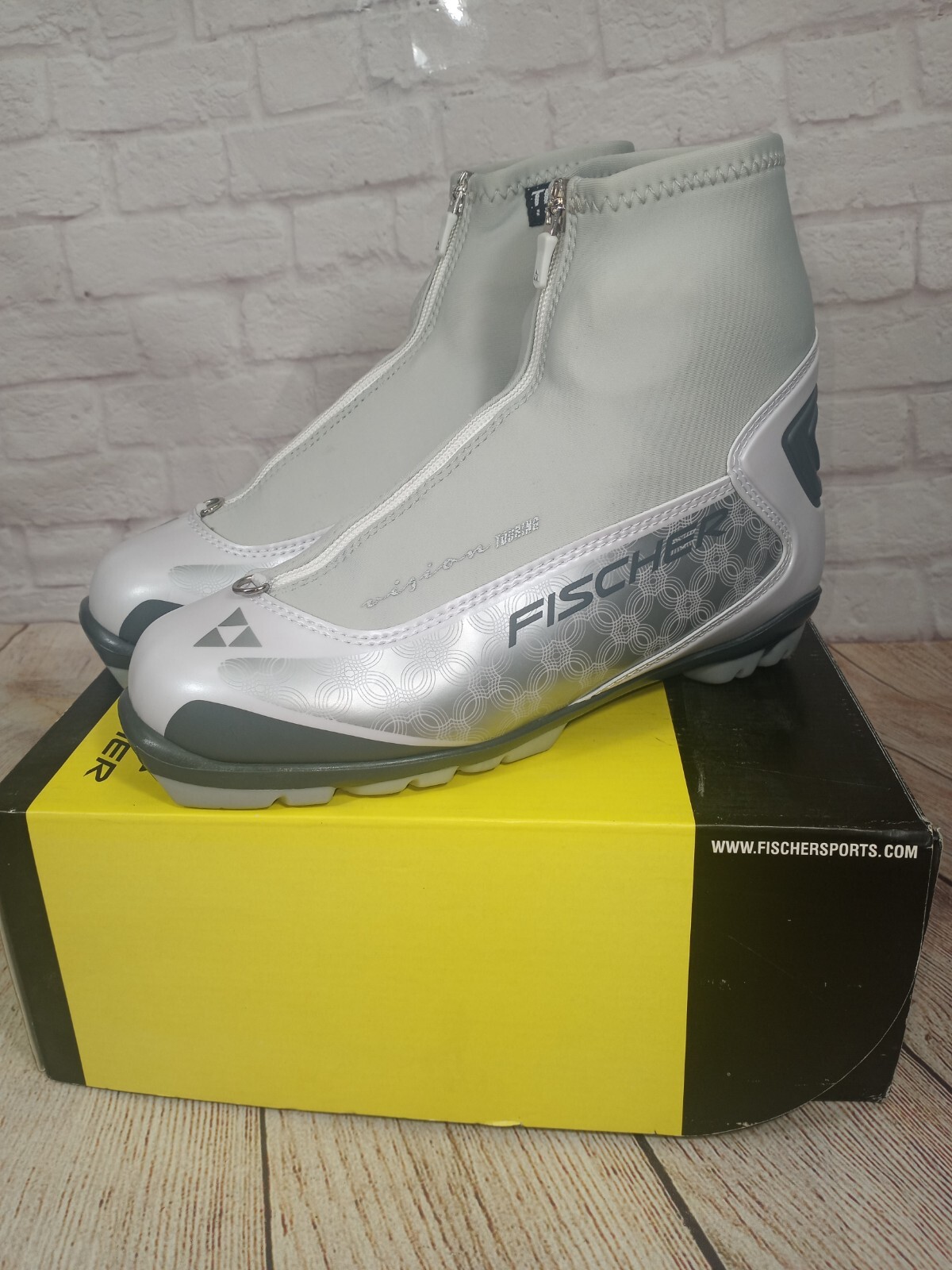 Fischer Vision Touring Womens Cross Country Ski Boots Size 9 EUC W/ BOX