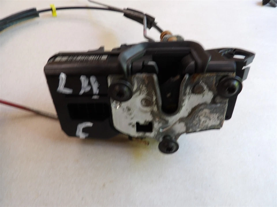 LH DRIVERS TRAVA DA PORTA DIANTEIRA POTÊNCIA 15877582 10-2014 GMC YUKON SUBURBAN TAHOE FABRICANTE DE EQUIPAMENTO ORIGINAL - Imagem 2 de 3