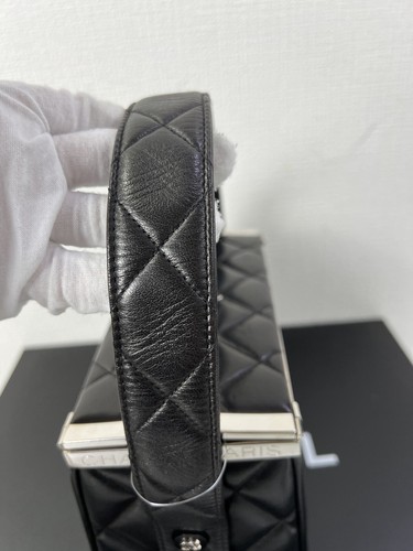 CHANEL Lammfell Vanity Handtasche schwarz - Bild 11 von 18