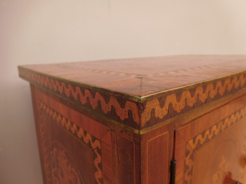 Comodino mobiletto intarsiato due ante st.Luigi XVI, '900 - L 54,5 cm! - Foto 11 di 12