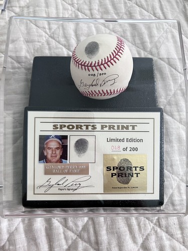 Giants Gaylord Perry Signed Thumbprint Baseball LE #'d/200 w/ Display Case BAS