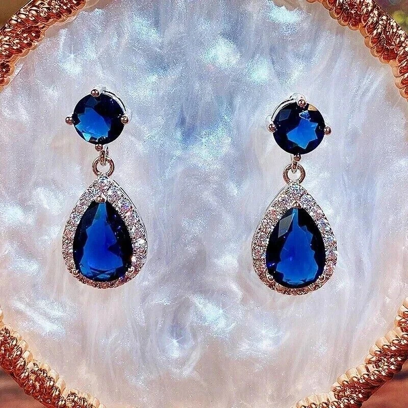 Pendiente colgante de zafiro simulado corte pera de 2 quilates chapado en oro blanco de 14 quilates plateado Foto 2 de 3