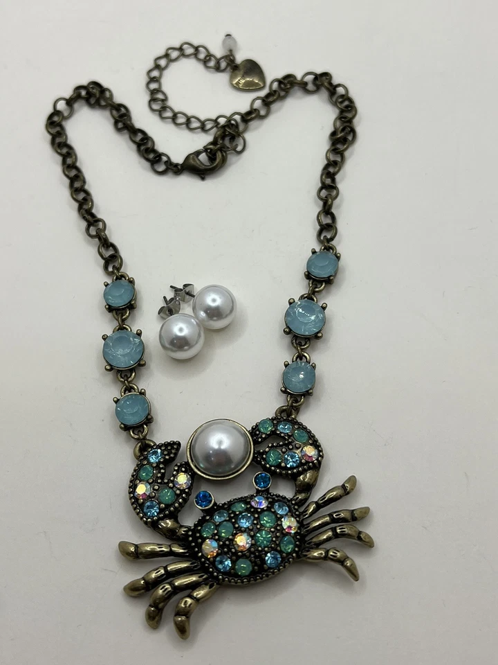 Collar de cangrejo Betsey Johnson estrás de cristal azul y perlas de imitación oro antiguo Foto 3 de 4