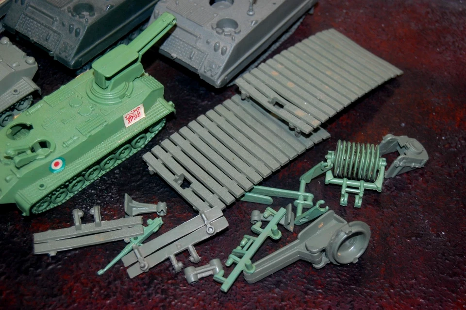 Scala HO Lotto Miniature Atlantic Mezzi Corazzati Veico OOP 1970's non dipinti - Immagine 2 di 4