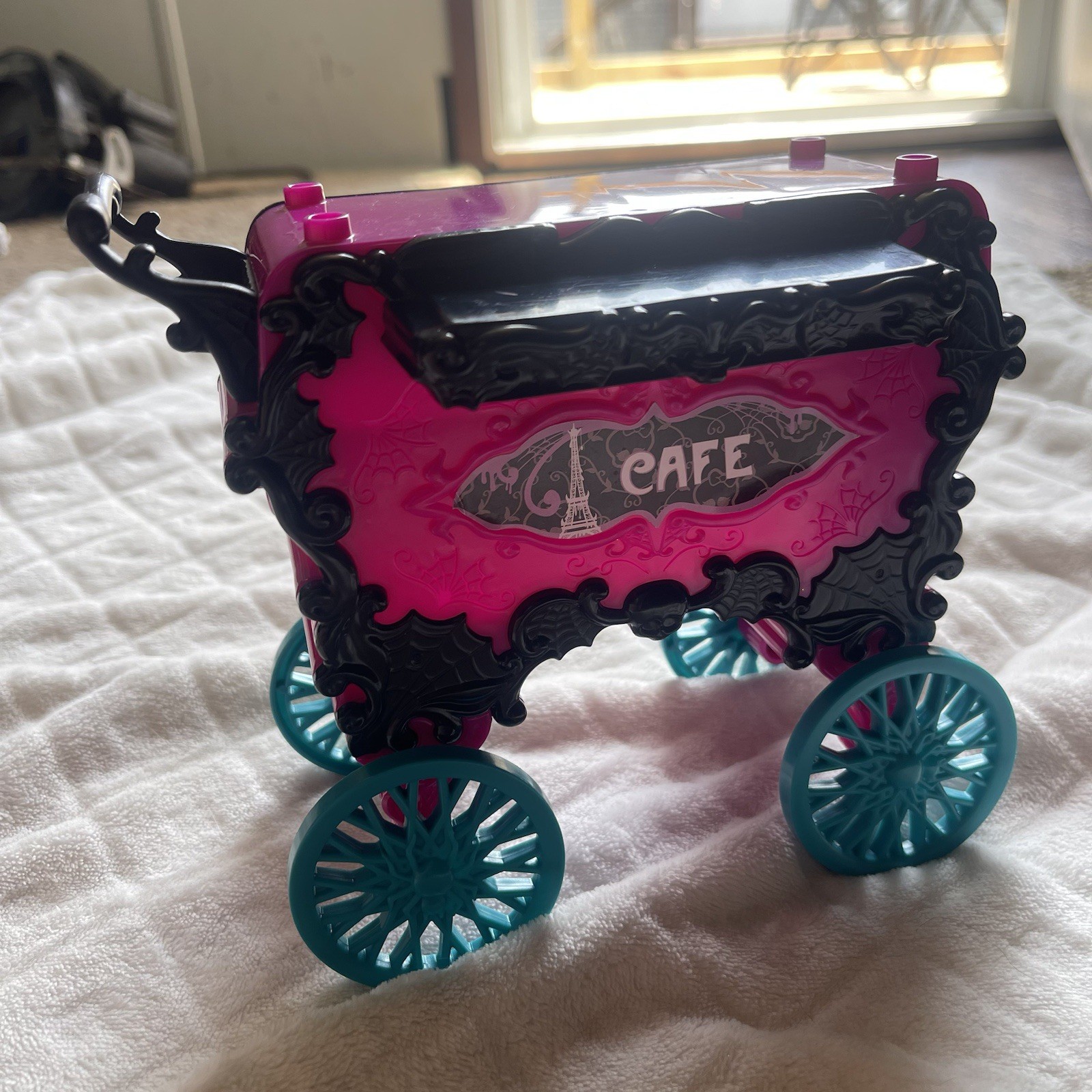 Monster High Scaris City of FRIGHTS Cafe Dollhouse Furniture CAFE COFFEE CART