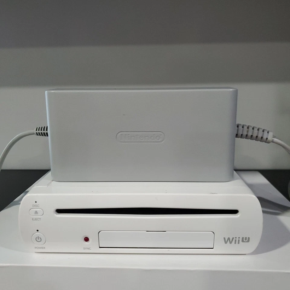 CONSOLA NINTENDO WII U 8GB WUP-001(02) BLANCA Y ADAPTADOR DE AC SOLAMENTE *PROBADO* Foto 2 de 4