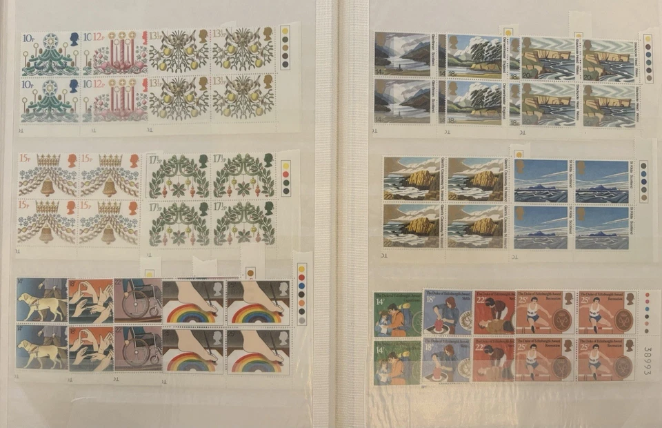 Álbum de excelentes juegos de bloques de placas conmemorativas QEII 1974-1990 aprox 130 UMM Foto 4 de 4
