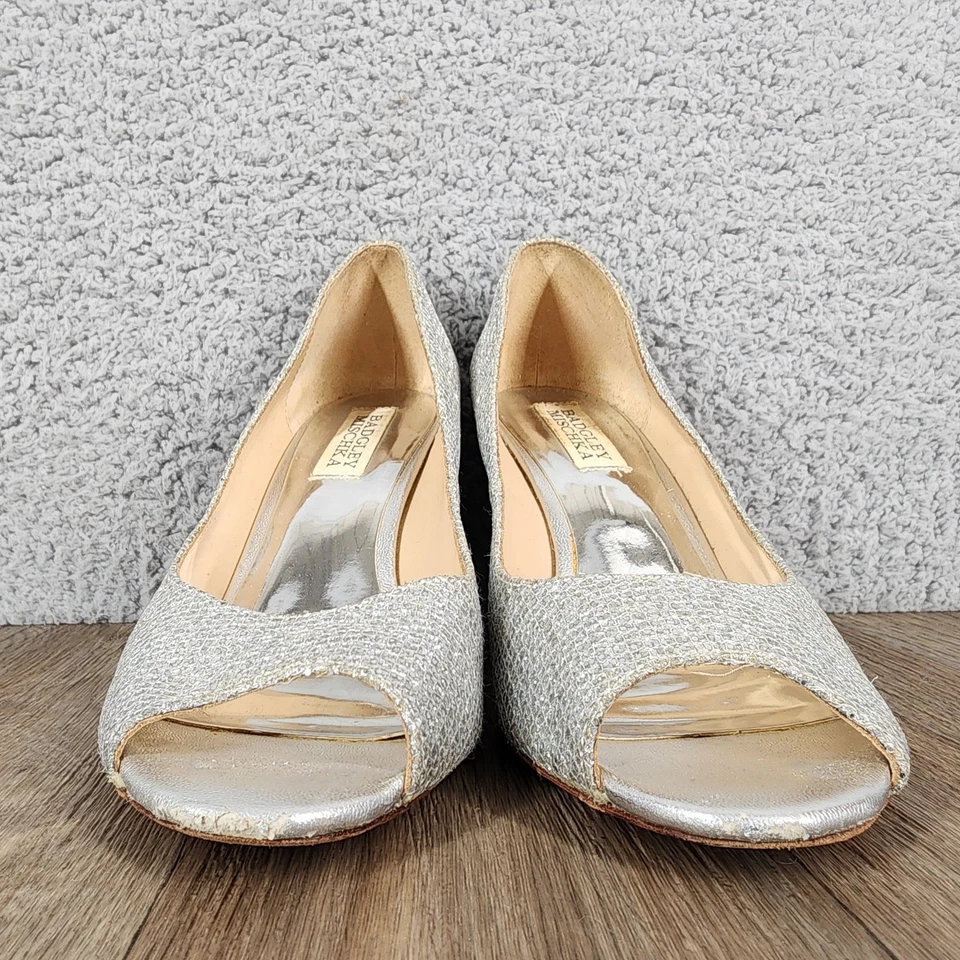 Tacones de cuña Badgley Mischka plateados brillantes punta abierta para mujer talla 6,5 Foto 2 de 4