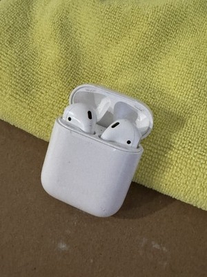 Apple AirPods 2nd Generation with Charging Case - White - Functional READ