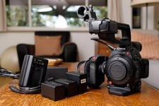 Canon EOS C100 Mark II  3 Batteries