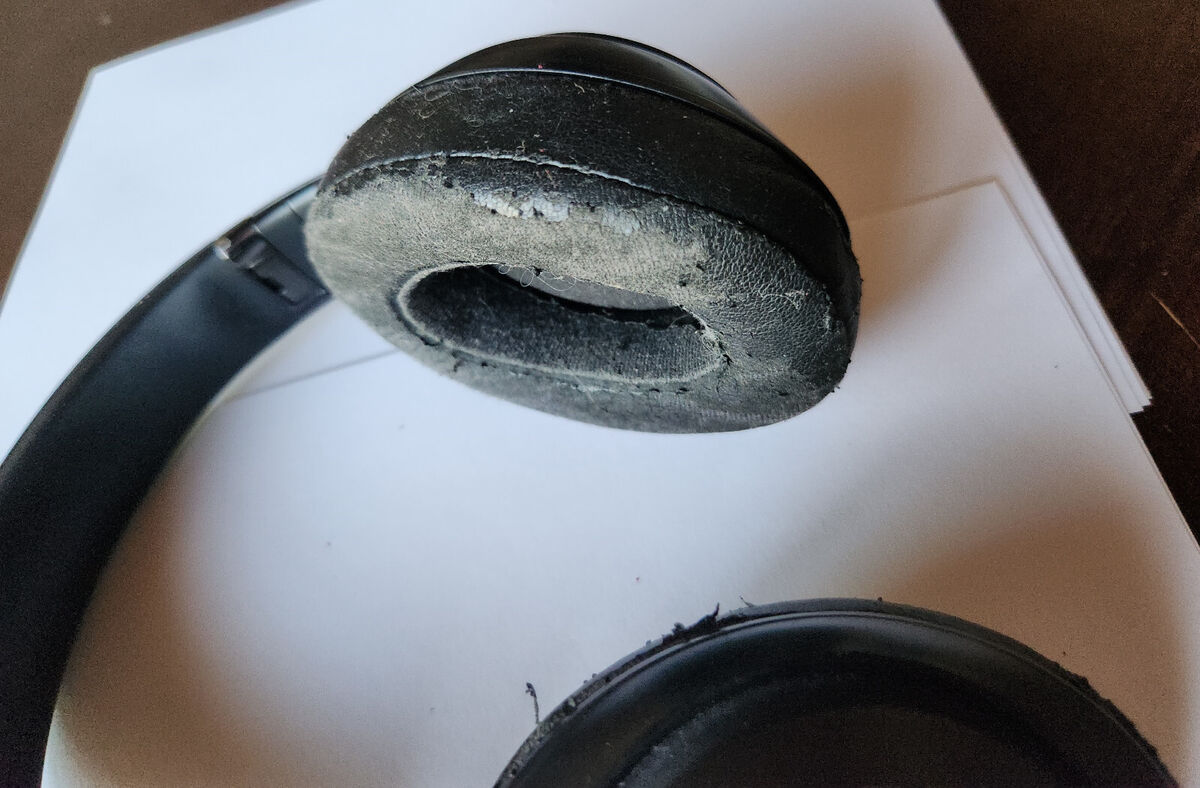 Matte Black Beats Studio3 Wireless Headphones-Works but Matte Black Beats Studio3 Wireless Headphones-Works but