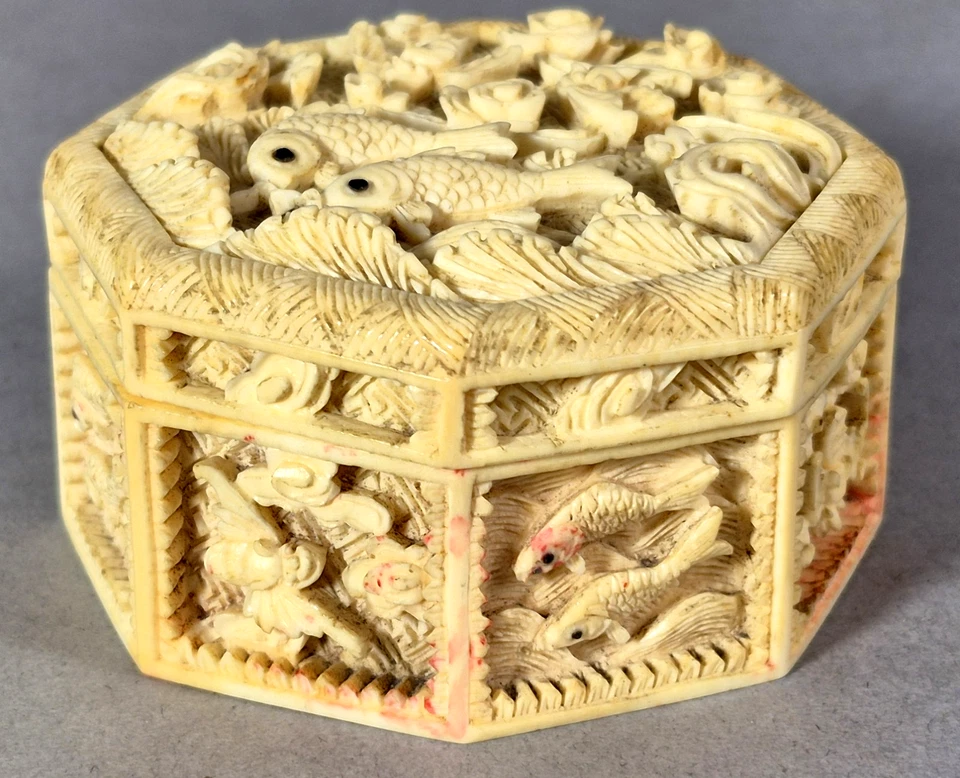 Chine: ancienne petite boite sculpté de poissons, chauves souris et nuages C743 - Photo 4/4