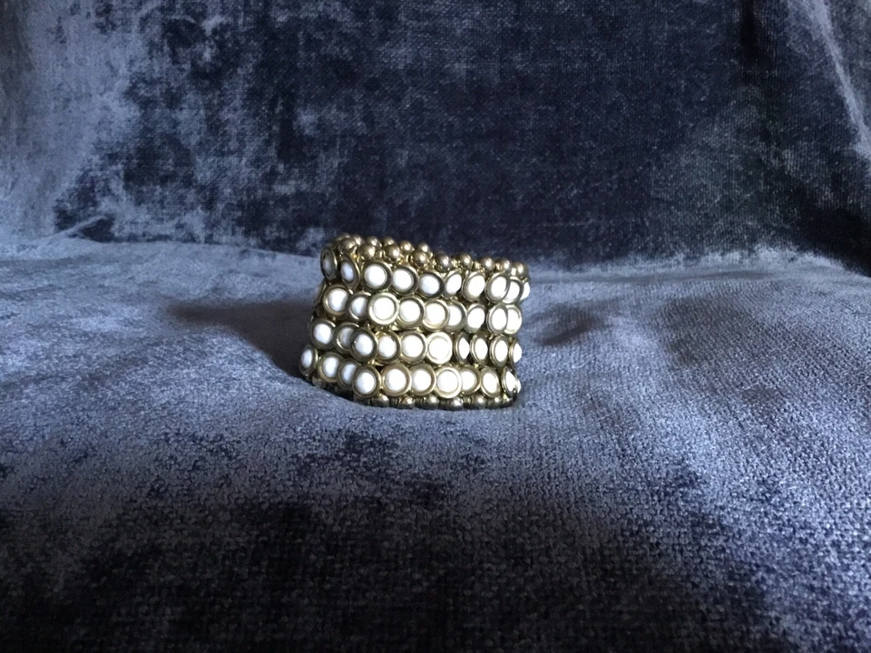 Brazalete grueso elástico tono dorado con cuentas blancas Foto 4 de 4