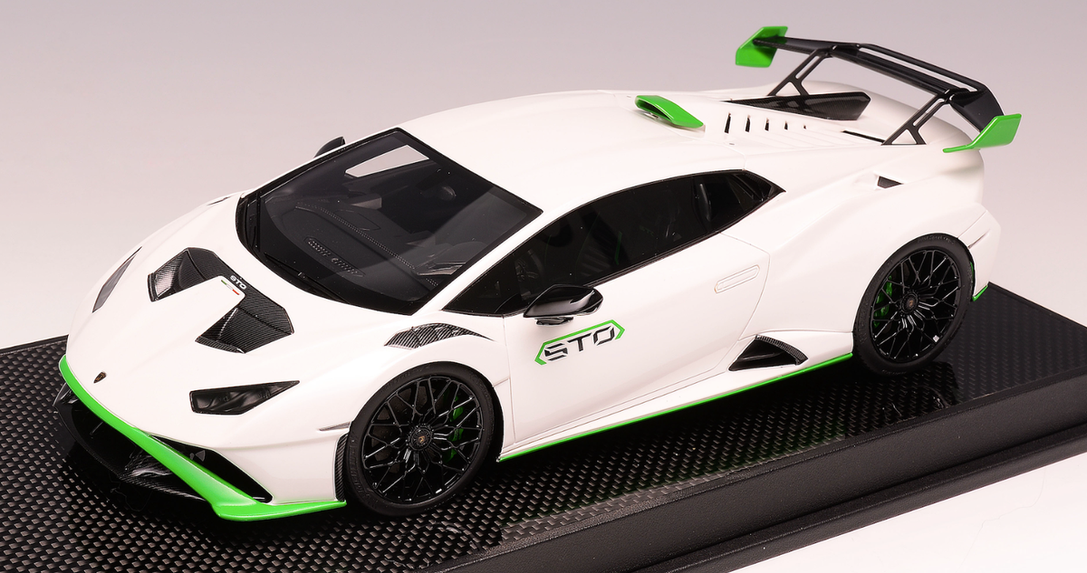 Lamborghini HURACÁN STO 1/18 とホワイトサイドバッグ 1/18 Ivy Models Lamborghini Huracan STO in white / Green Accent