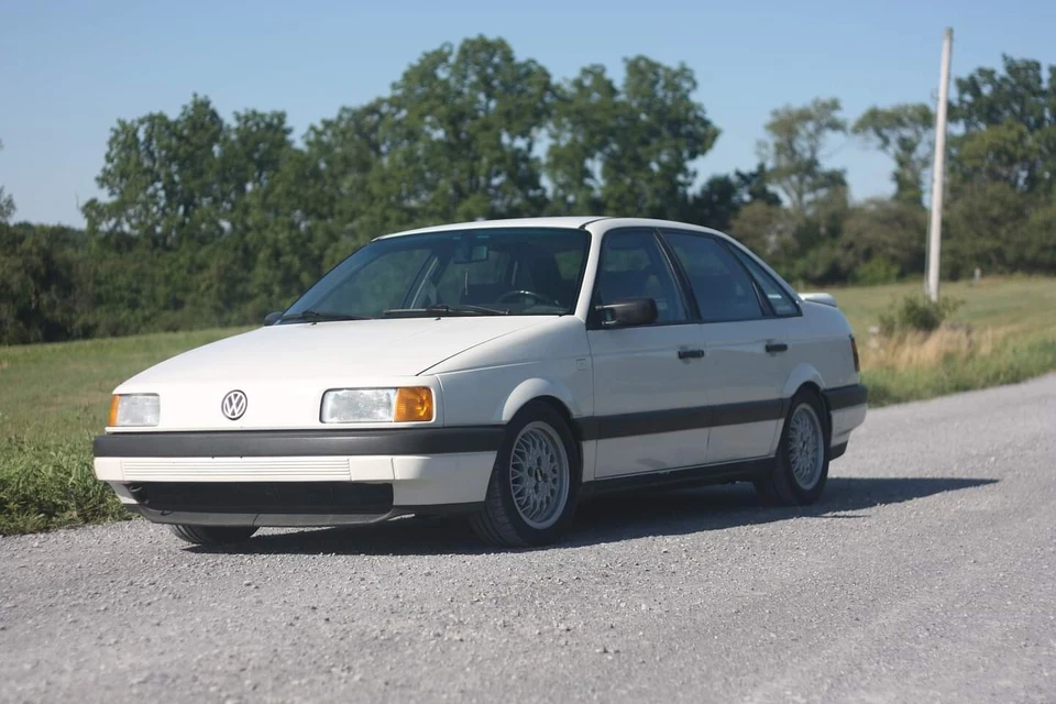 KYB 2 AMORTIGUADORES DELANTEROS VW VOLKSWAGEN PASSAT 1990 90 91 92 93 94 95 96 97 1997 Foto 2 de 3