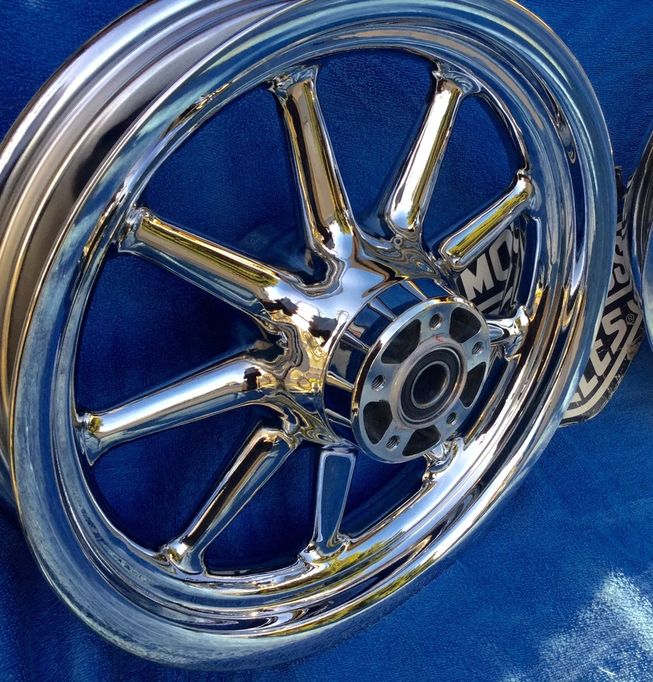 Llanta Harley-Davidson CROMADA 9 radios 00 a 08 Touring delantera o trasera Fat Boy Foto 2 de 4