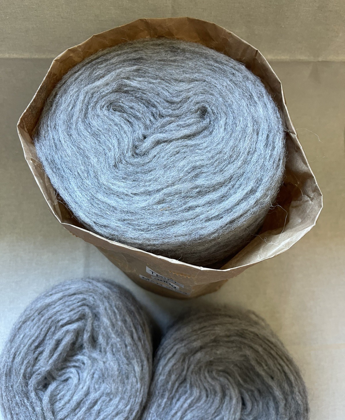 Honer Och Eir - Nutiden Yarn Unspun, Pencil Roving - TRIPP natural mid grey 300g