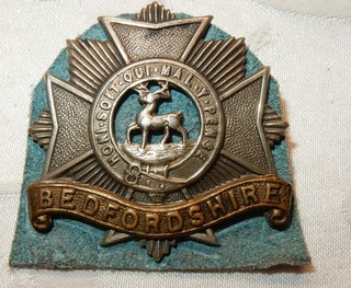 1898 1919 THE BEDFORDSHIRE REGIMENT BRITISH MILITARY CAP BADGE BM 2 LUGS GENUINE