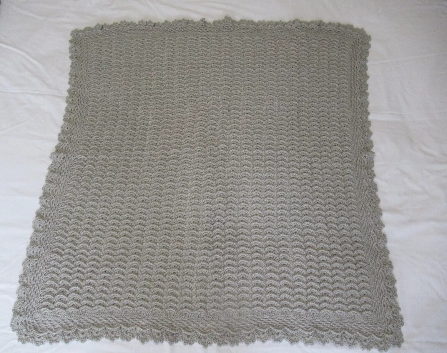 Bellissima coperta lettino neonato fatta a mano uncinetto grigio onde testurizzate 36 x 35 pollici foto 4