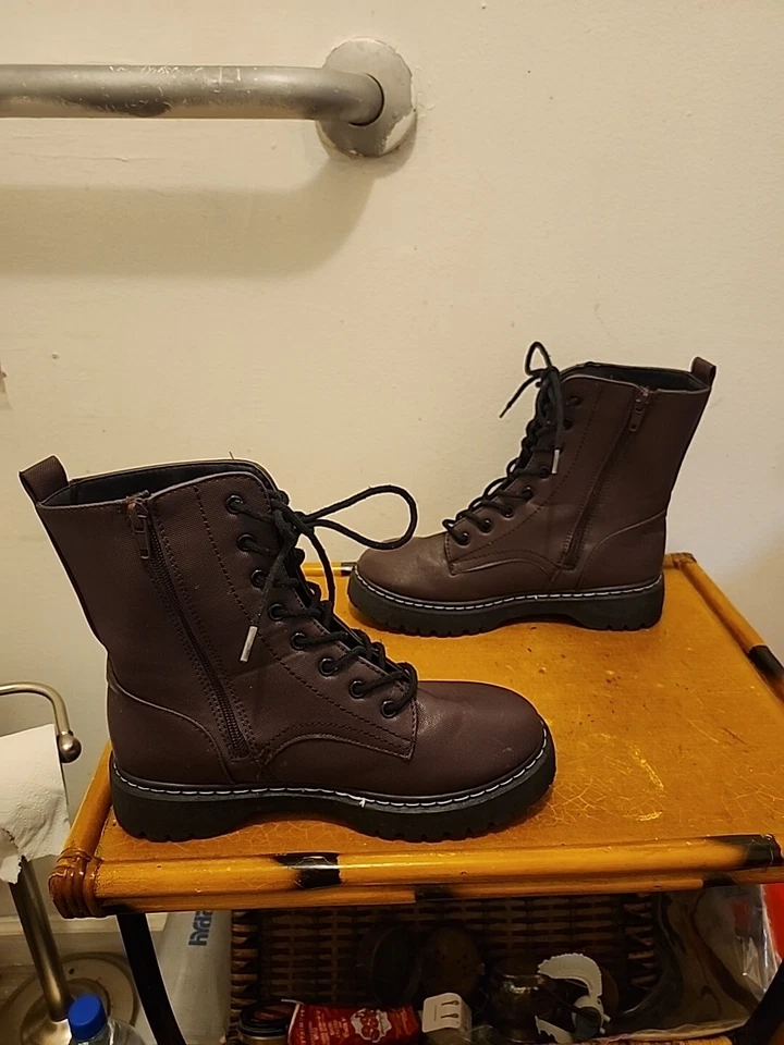 Botas de combate Forever 21 para mujer negras con cordones suela talla 8 Foto 3 de 4