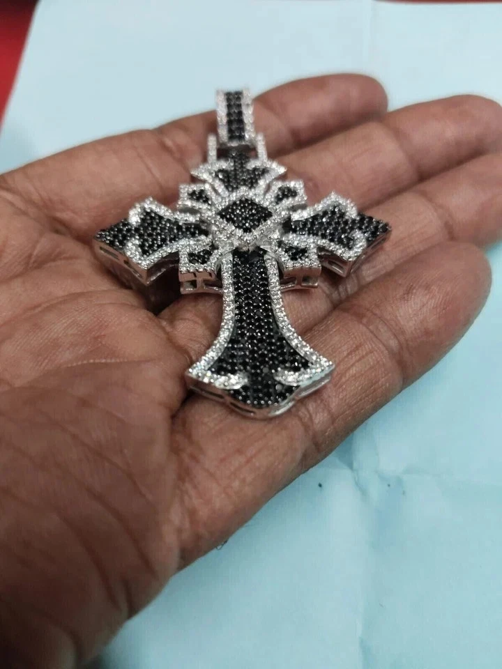Colgante Cruz Hip Hop Diamante Negro Simulado Redondo 3.20Ct Chapado en Oro Blanco 14k Foto 3 de 4