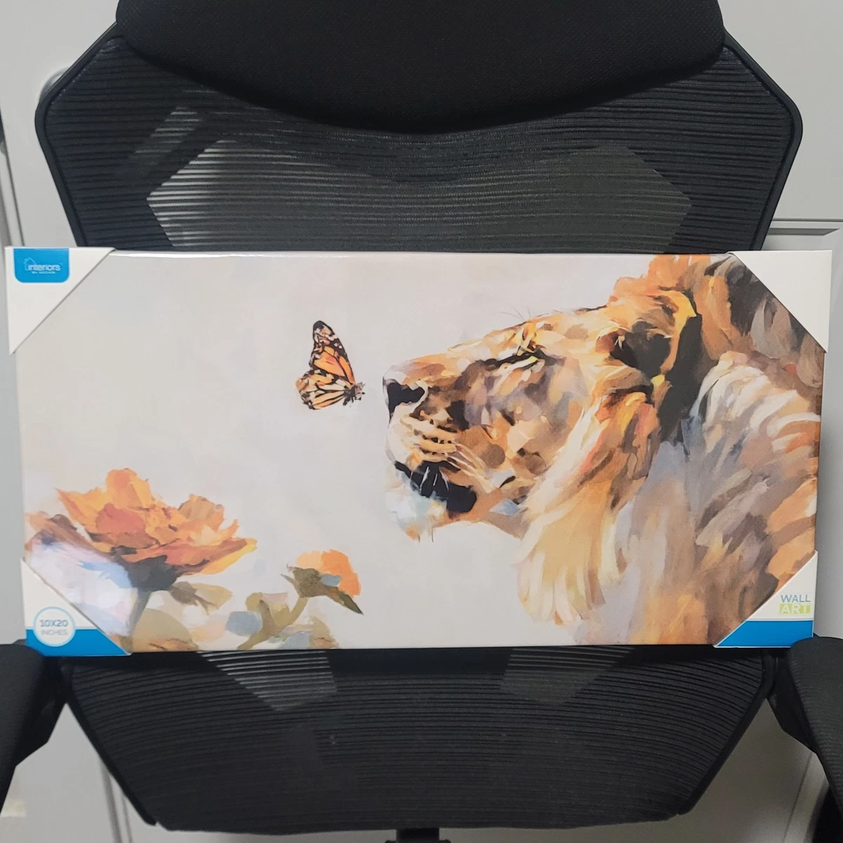 Interiors by Design 10 x 20 Zoll Wandbild Löwe Schmetterling Floral reflektierender Glanz