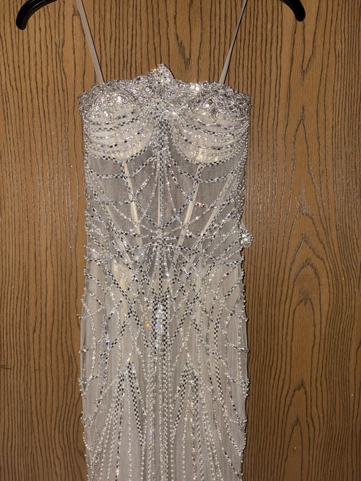 Vestido de graduación dorado plateado con cuentas. Talla 2, usado solo una vez. Excelente estado. Foto 3 de 3