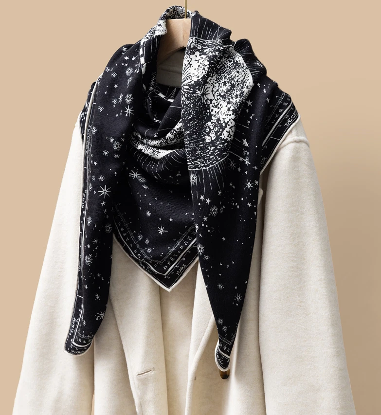 70% 羊绒和 30% 真丝裹巾指南针印花双面印花披肩 51 全新 — 第 3/4 张图片