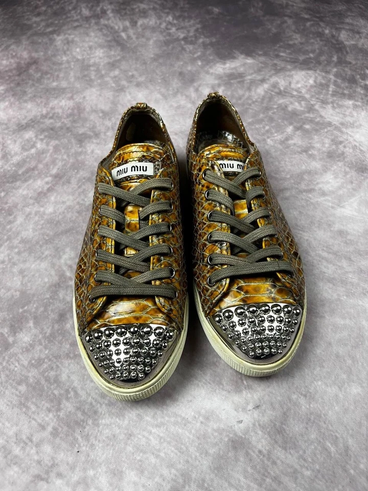 Zapatillas deportivas MIU MIU de charol con estampado de serpiente con tachuelas y puntera para mujer talla 37 Foto 2 de 4