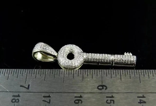 Colgante con dije de llave para hombre enchapado en oro amarillo de 14 quilates diamante de corte redondo simulado de 2 quilates Foto 2 de 4