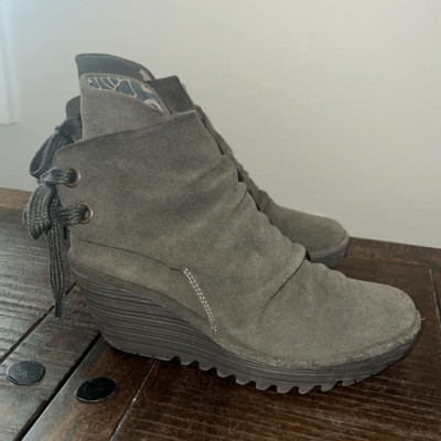 Fly London Women 38 US 7.5-8 Yama Wedge Platform Bootie Tan Suede Lace Up Boot
