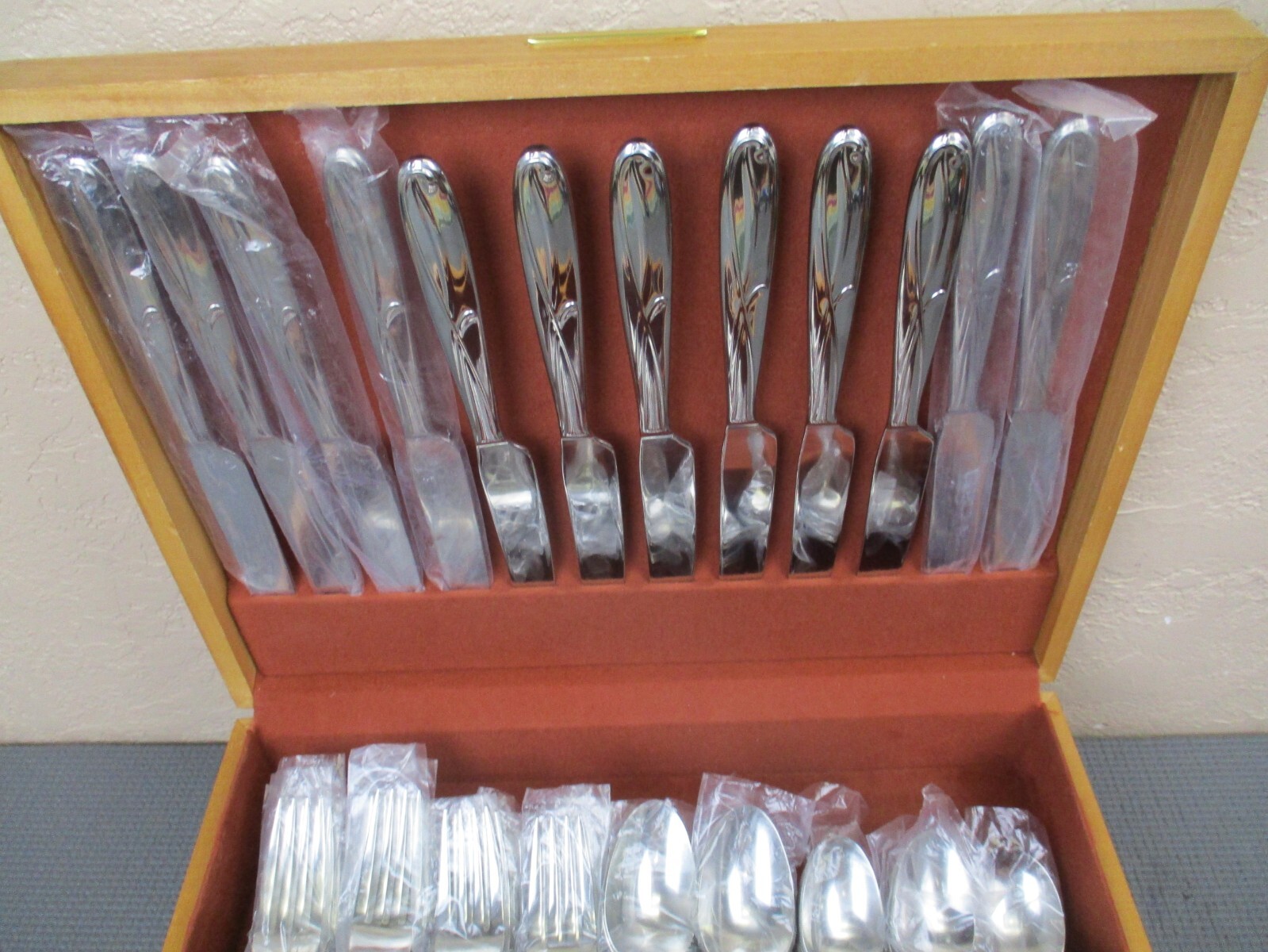 Mikasa Cocoa Blossom Stainless Flatware Dinner Set for 12 (65 Pieces