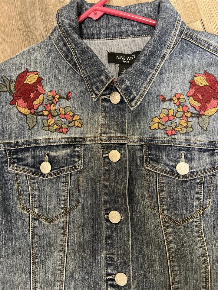 Chaqueta vaquera Nine West con flores bordadas. ¡Nueva con etiquetas! Talla grande Foto 2 de 4