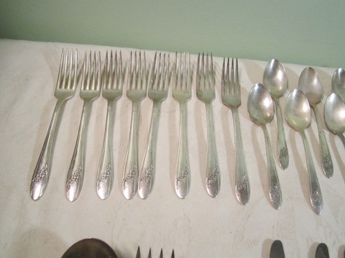Lot of 43 Oneida Community Tudor Plate Silverware with Rose Flower Pattern - Picture 9 of 15