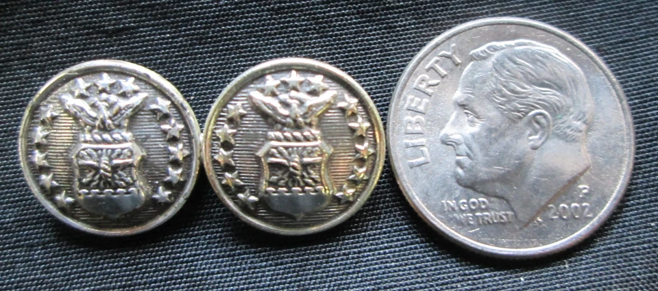 LOTE DE 136 BOTONES MILITARES VINTAGE Metal/años 40-50/Artesanía/Suministro de joyas/Salvamento de fábrica Foto 2 de 4