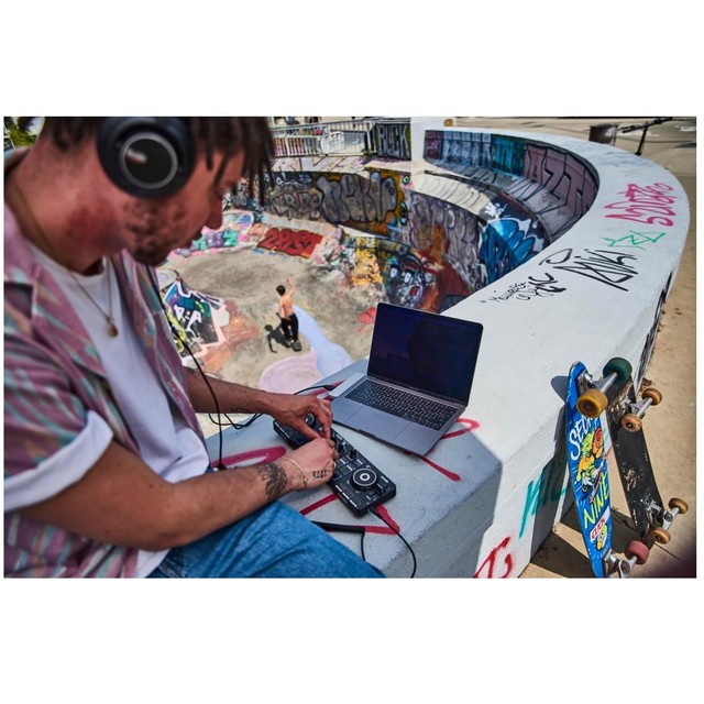 Touch-Sensitive DJ Controller | Built-in Sound Card