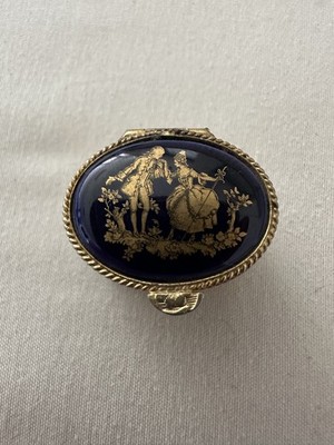 Vtg Blue Glass Top Etched Tin Pill Box Lid Hinged 1 15/16''W 16th Century Scene