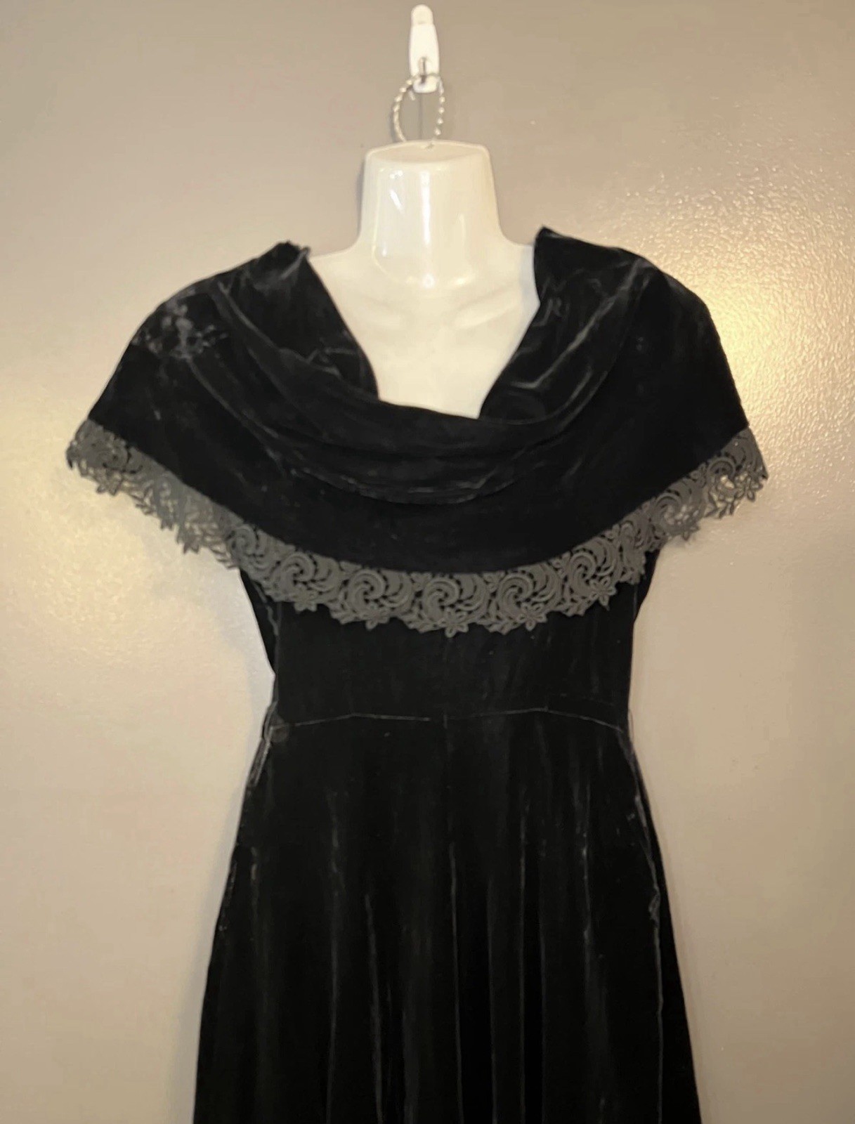 VINTAGE Black Velvet Lace Trim Dress Womens Small Side Zip Shawl Collar 50s