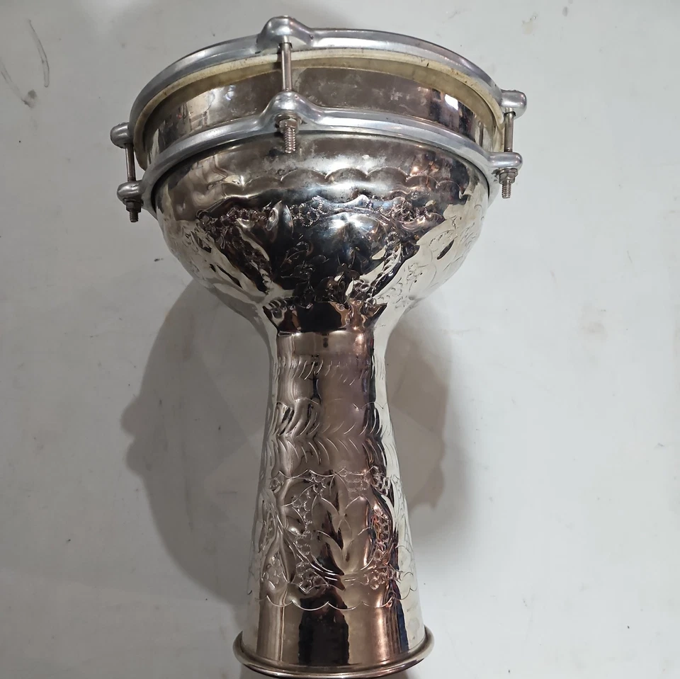 Tambor de colección Doumbek metal níquel Darbuka grabado a mano 13 pulgadas de alto Foto 2 de 4