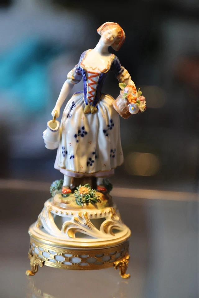 COPPIA STATUETTE IN PORCELLANA DI CAPODIMONTE - Immagine 3 di 4