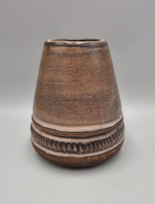Eine Vintage Studiokeramik Vase ''Kegel'' von Irma Yourstone, signiert, schwedisch.