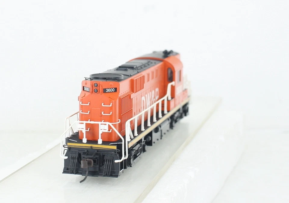 HO Atlas Classic Gold Duluth Winnipeg & Pacific RS-11 DCC Sound 10 002 157 - Image 3 of 4